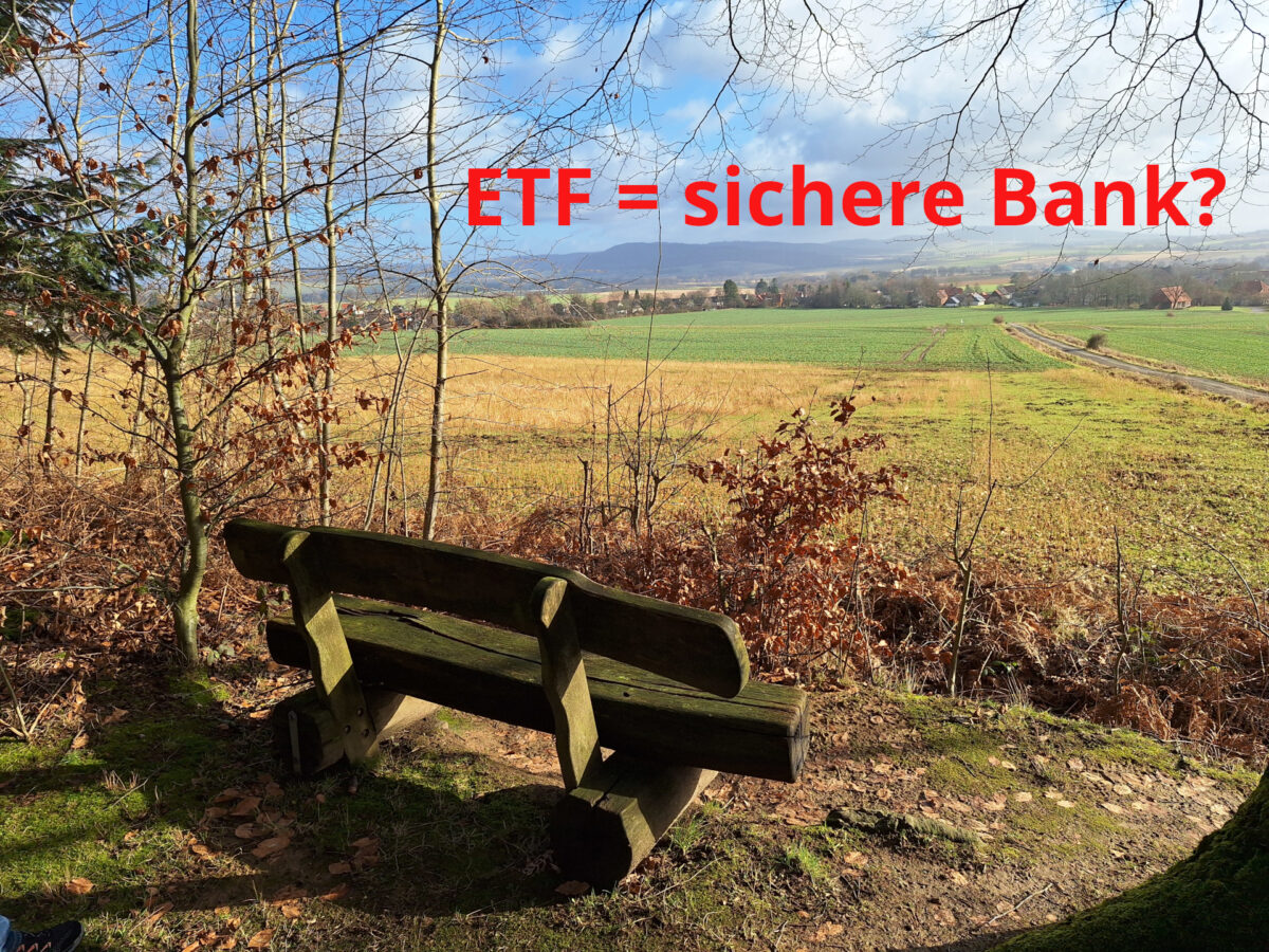 Rustikale Holzbank mit weiter Aussicht, darauf der Text "ETF = sichere Bank?"